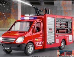 Пожежна машина з водяним розпилювачем, з водяним баком 1/50 зі звуком і світлом іграшка з інерційним механізмом